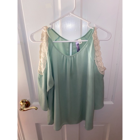 Francesca’s Blouse - Picture 1 of 2